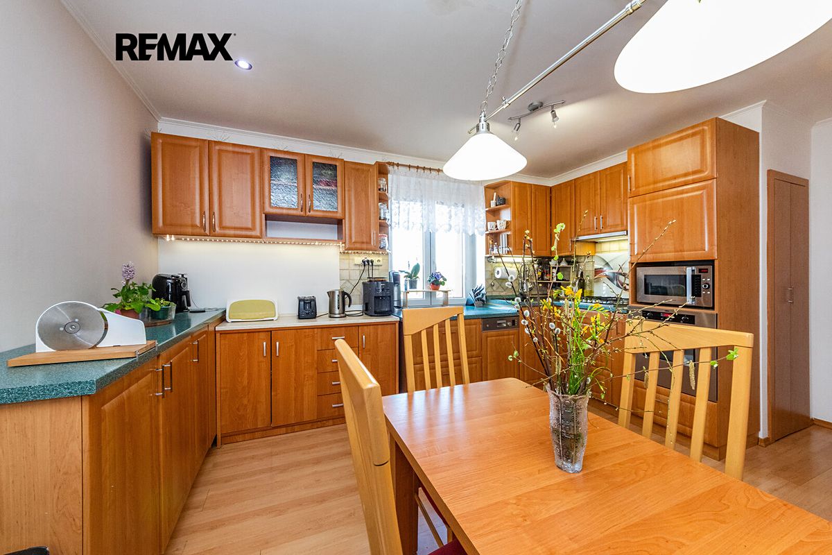 Prodej rodinného domu 309 m², pozemek 854 m² – fotografie 3