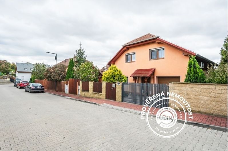 Prodej rodinného domu 240 m², pozemek 823 m² – fotografie 2