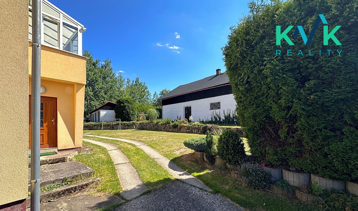 Prodej rodinného domu 270 m², pozemek 1550 m² – fotografie 2