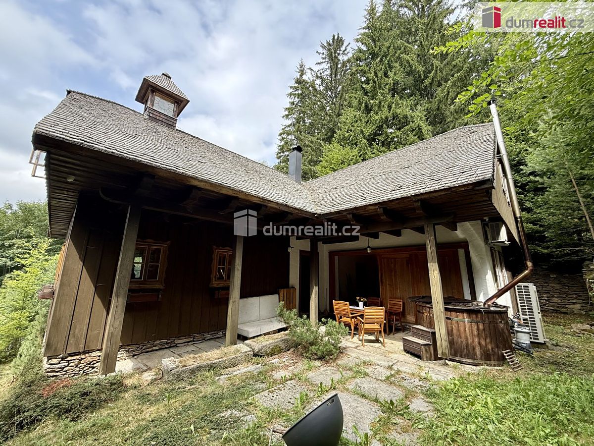 Prodej rodinného domu 300 m², pozemek 1292 m²