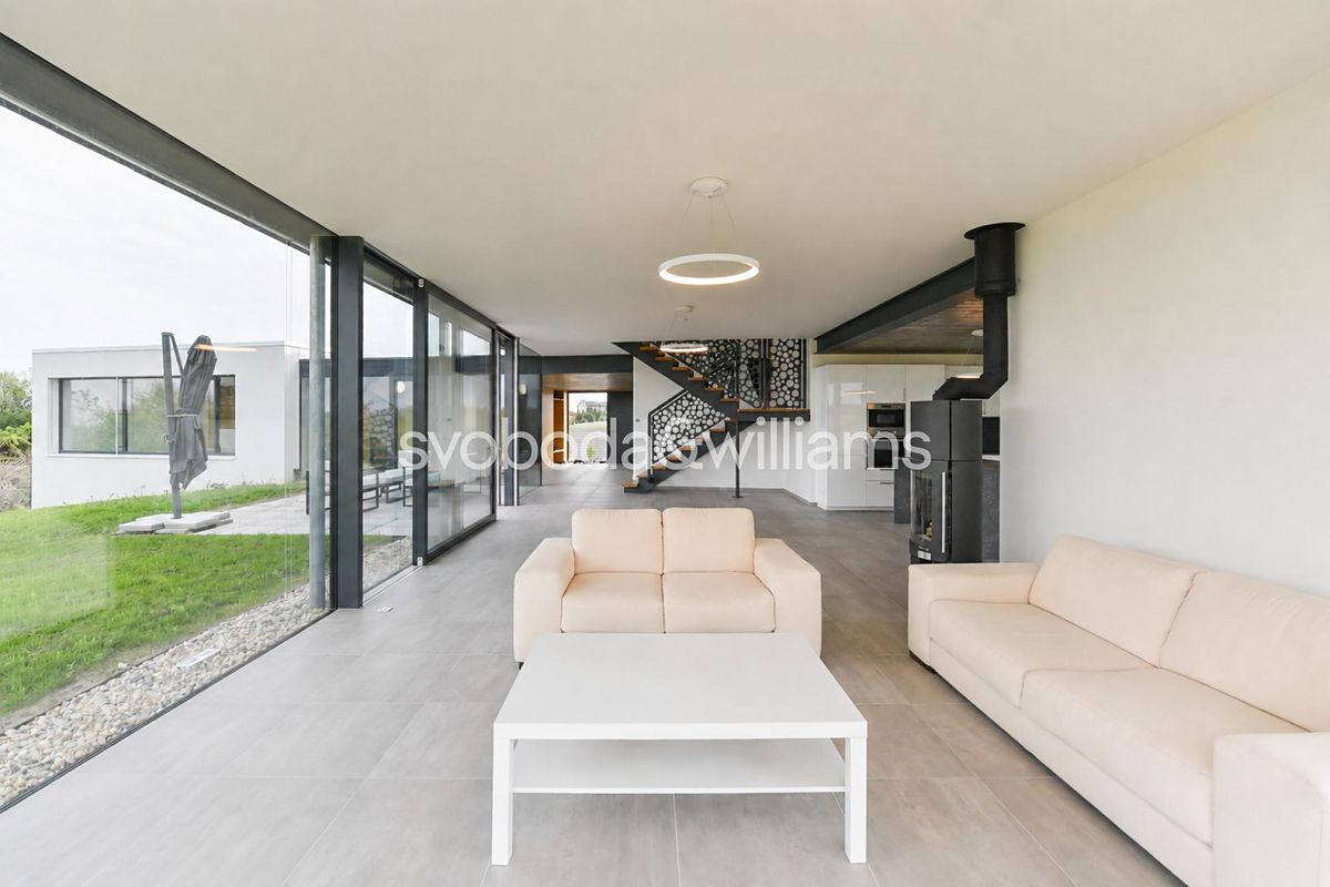 Pronájem rodinného domu 305 m², pozemek 1025 m² – fotografie 4