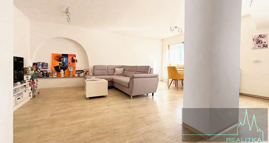 Prodej rodinného domu 300 m², pozemek 151 m² – fotografie 5