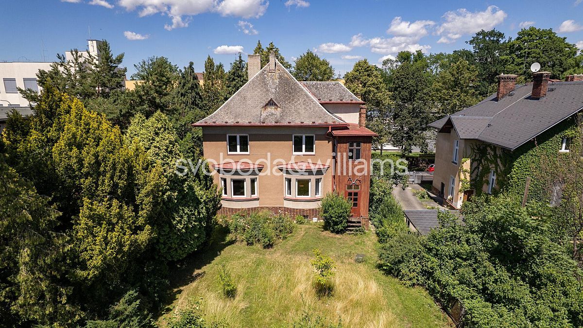 Prodej rodinného domu 284 m², pozemek 965 m²