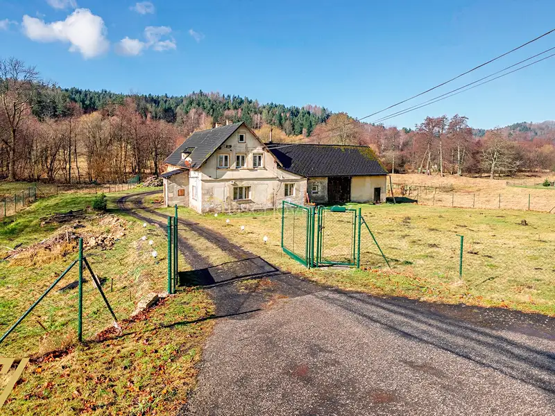 Prodej rodinného domu 420 m², pozemek 3375 m², Prysk – náhled fotky 1