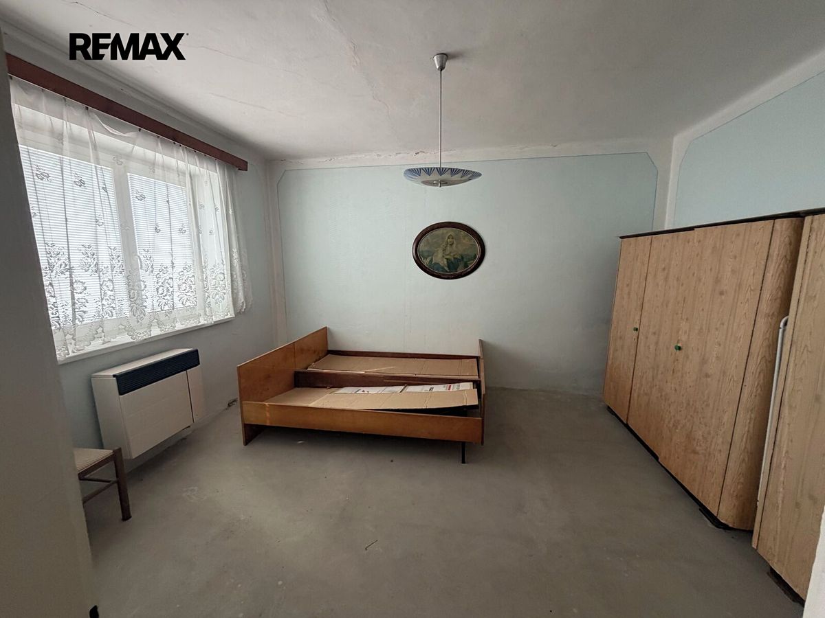 Prodej rodinného domu 218 m², pozemek 890 m² – fotografie 2