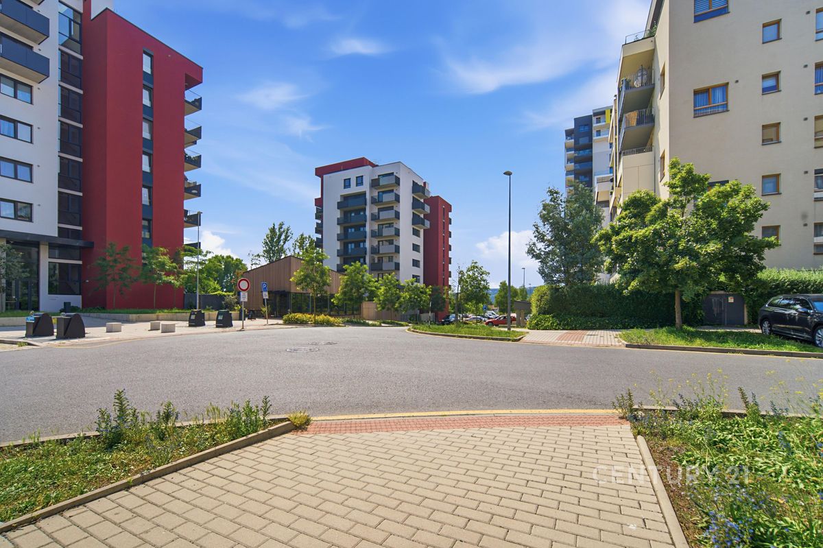 Pronájem garážového stání 16 m² – fotografie 3