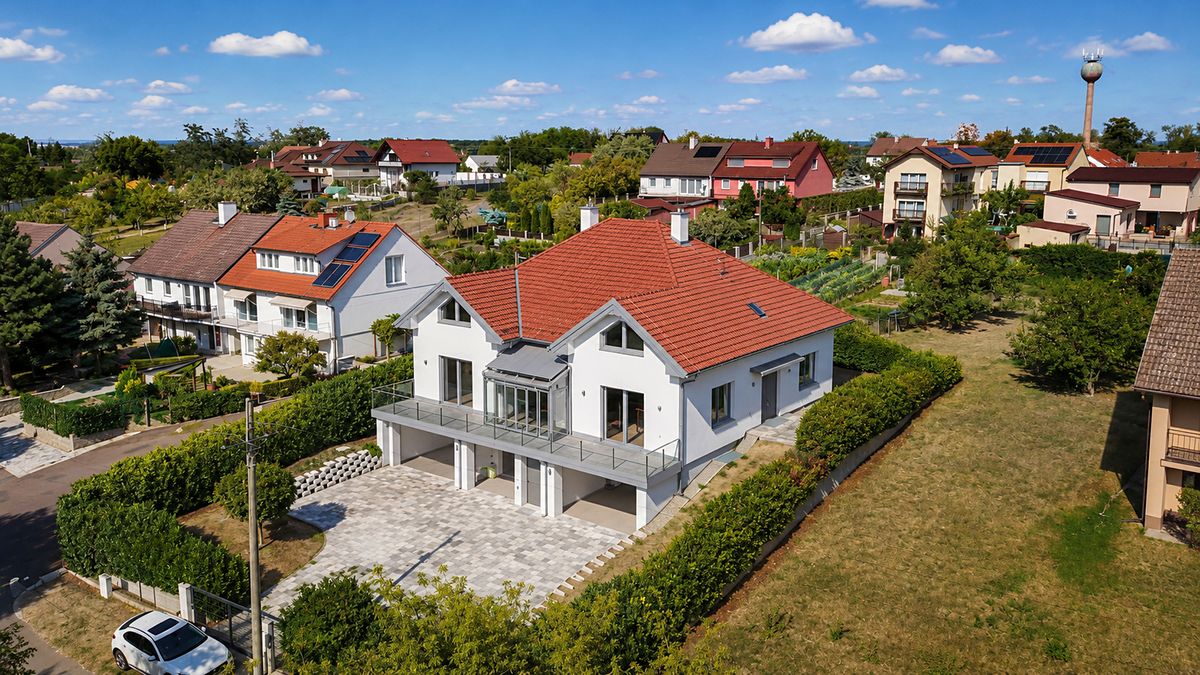 Prodej rodinného domu 408 m², pozemek 923 m², Pohořelice – fotka 1 z 3