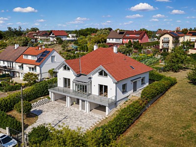 Prodej  rodinného domu 408 m², pozemek 923 m²