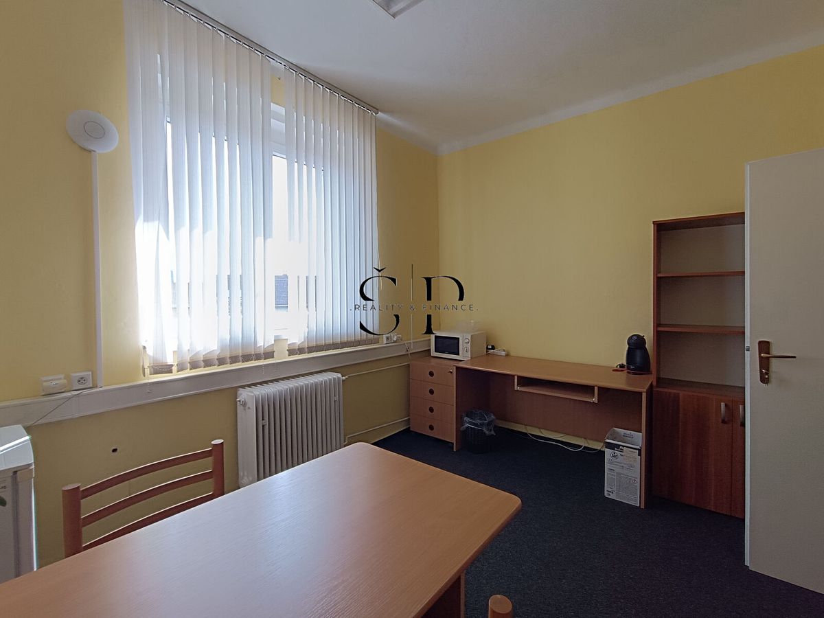 Pronájem kanceláře 600 m² – fotografie 2