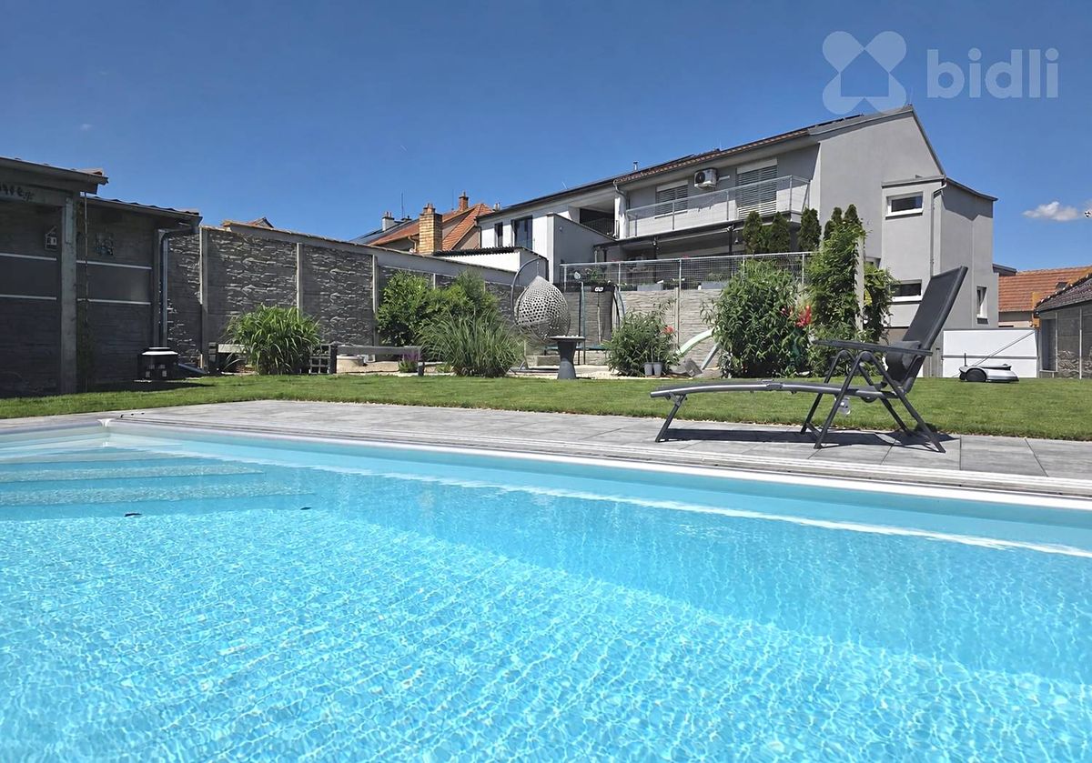 Prodej rodinného domu 299 m², pozemek 660 m²