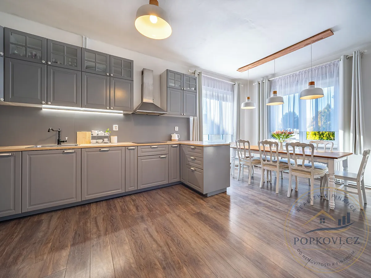 Prodej rodinného domu 256 m², pozemek 684 m²
