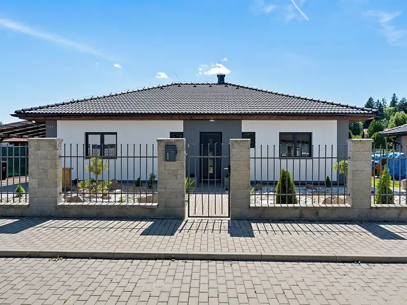 Prodej rodinného domu 107 m², pozemek 901 m², Mukařov – náhled fotky 1