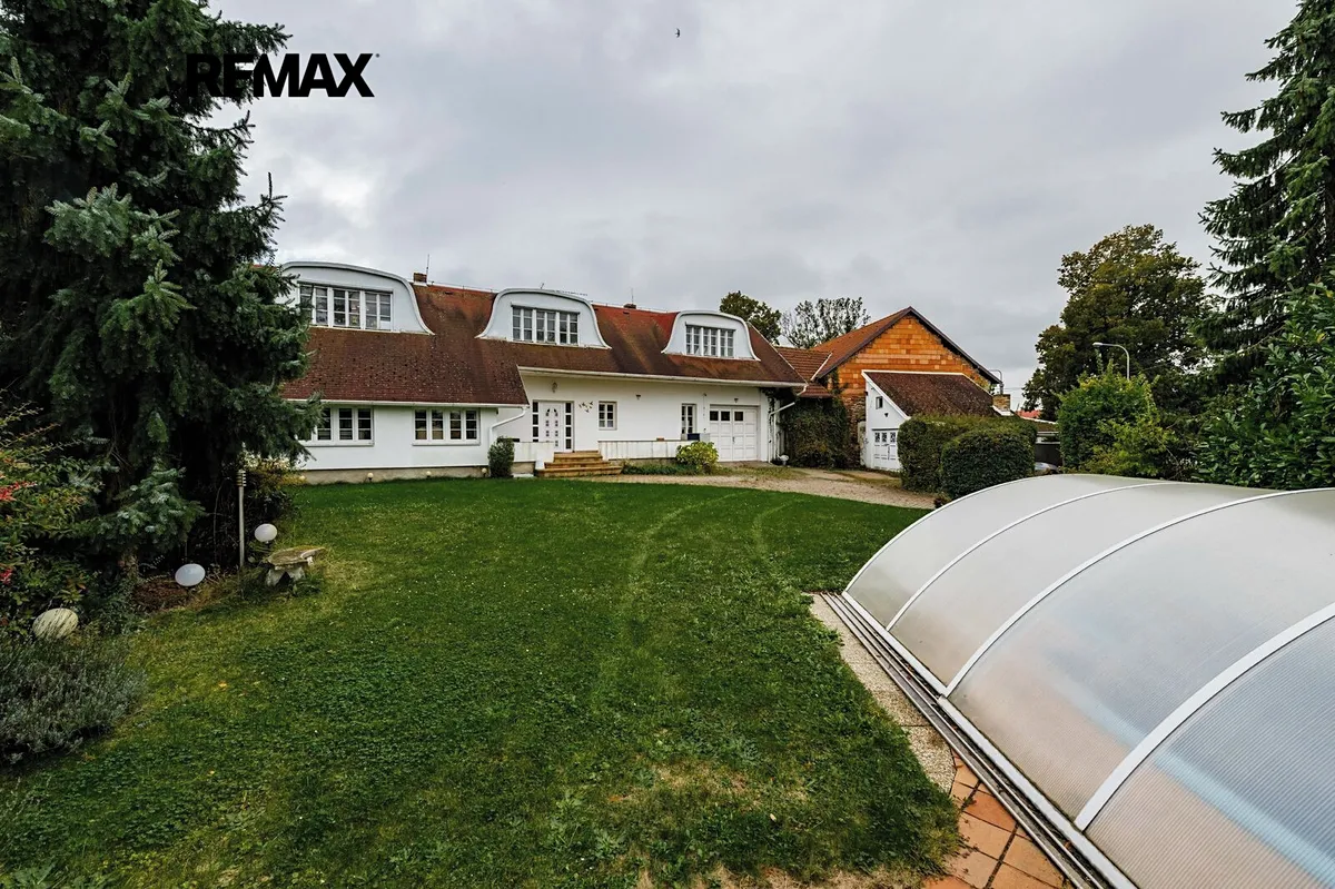 Prodej rodinného domu 256 m², pozemek 1744 m²