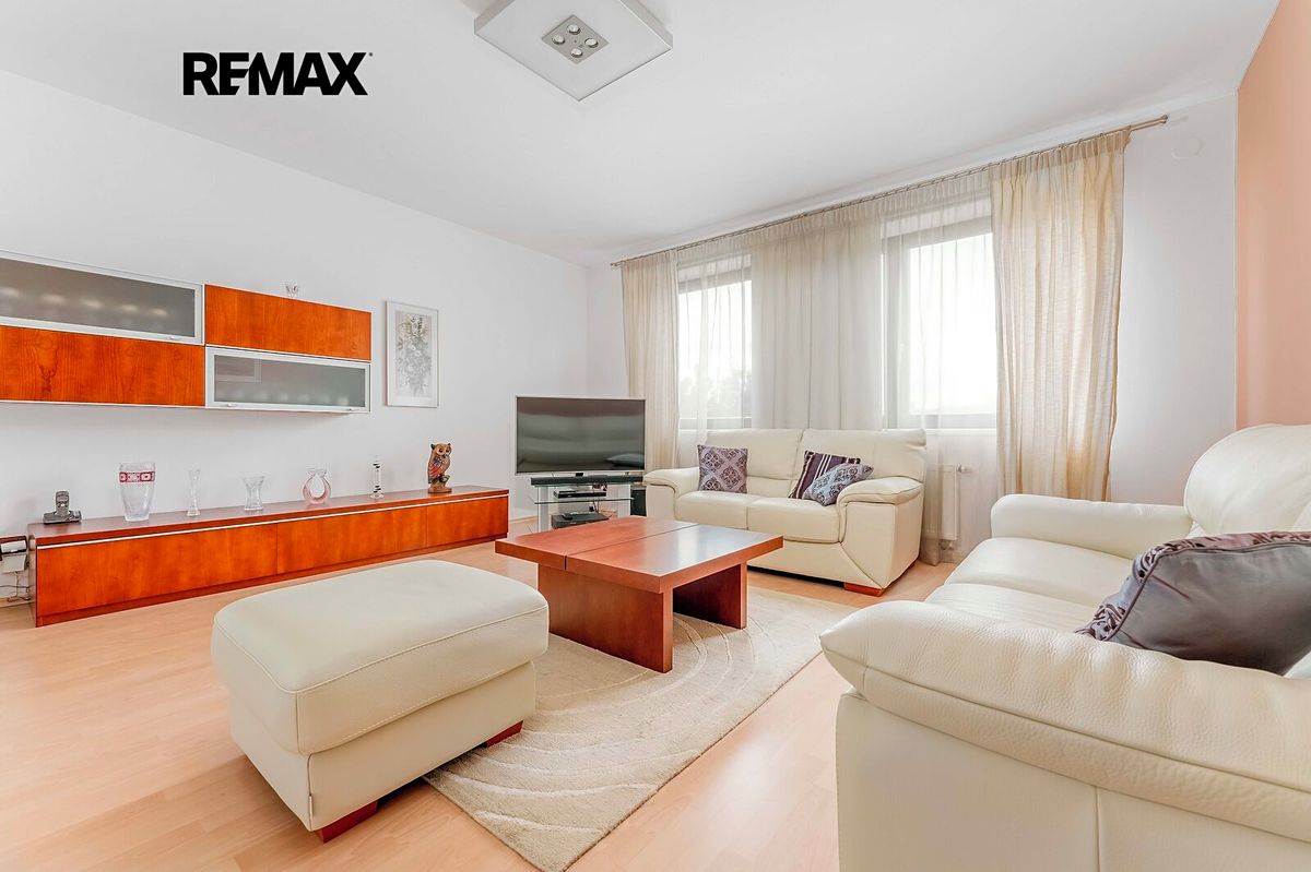 Prodej rodinného domu 255 m², pozemek 671 m² – fotografie 3
