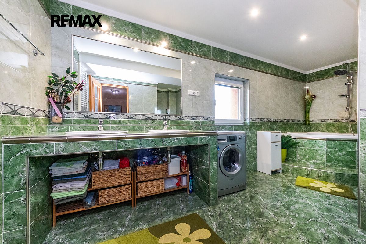 Prodej rodinného domu 309 m², pozemek 854 m² – fotografie 4