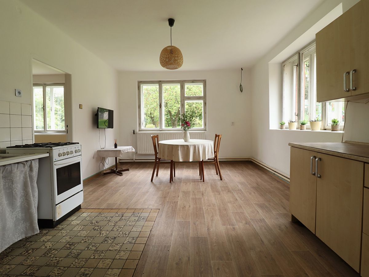 Prodej rodinného domu 150 m², pozemek 912 m² – fotografie 2