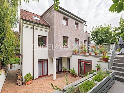 Pronájem vily 351 m², pozemek 223 m²