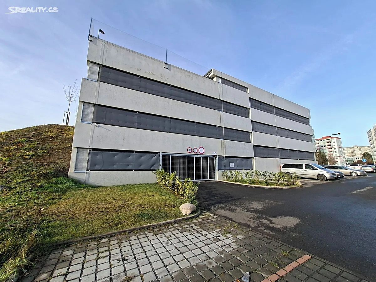 Pronájem garážového stání 13 m²