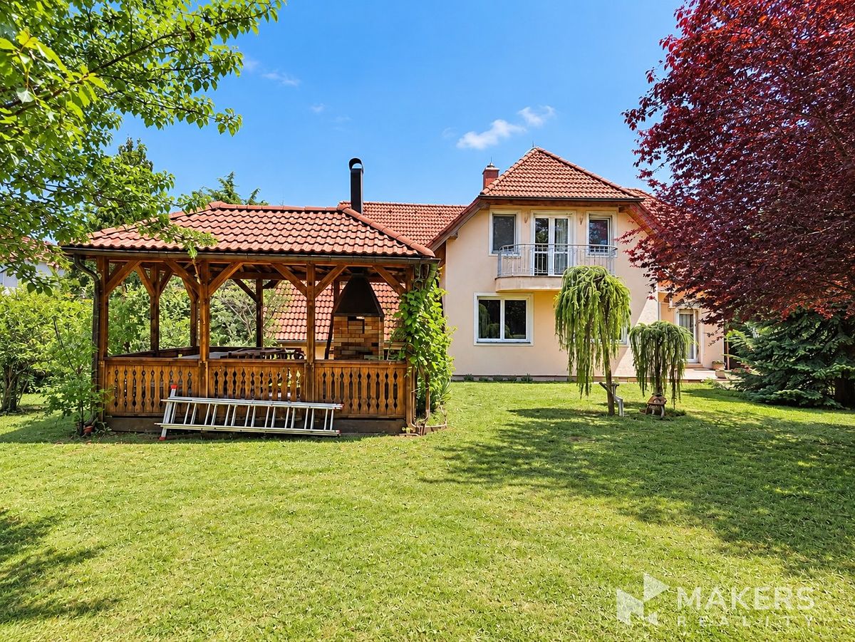 Prodej rodinného domu 331 m², pozemek 803 m² – fotografie 2