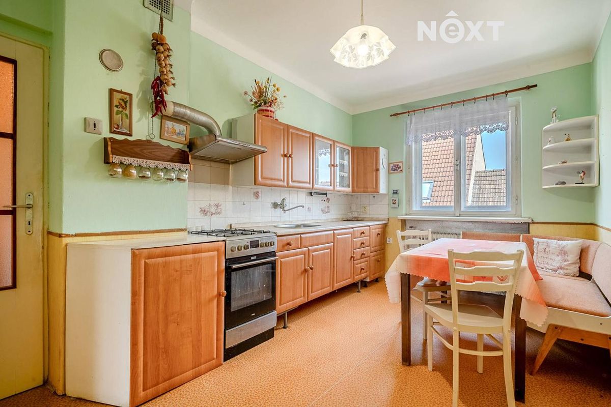 Prodej rodinného domu 174 m², pozemek 688 m² – fotografie 2