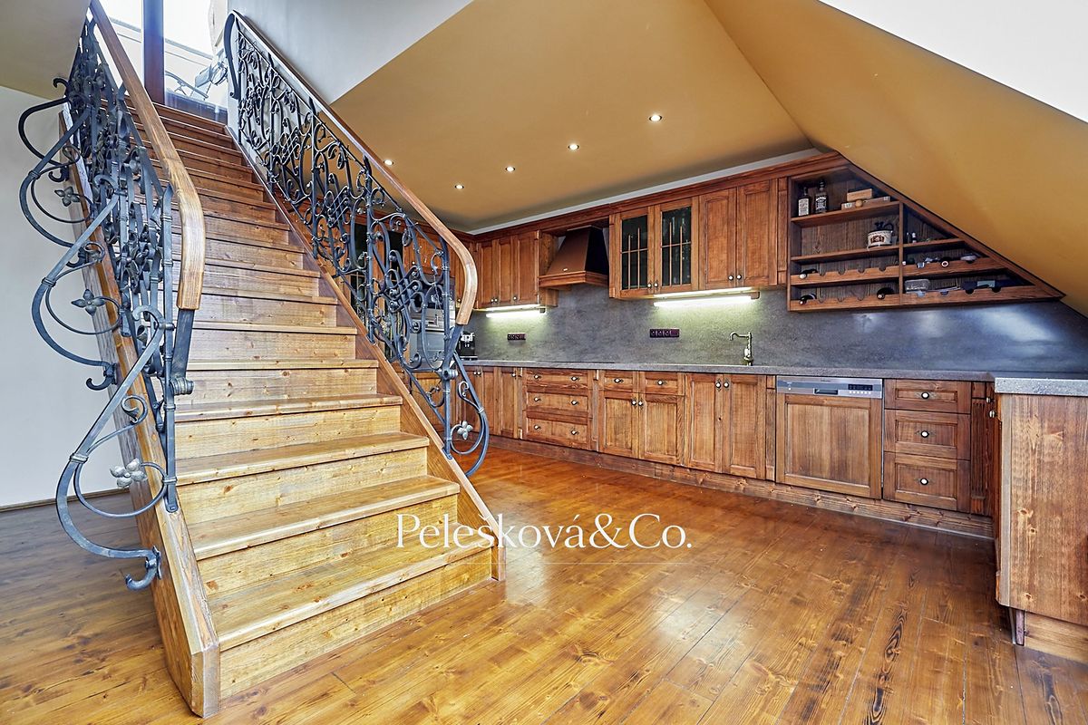 Pronájem bytu 4+kk 177 m² – fotografie 3