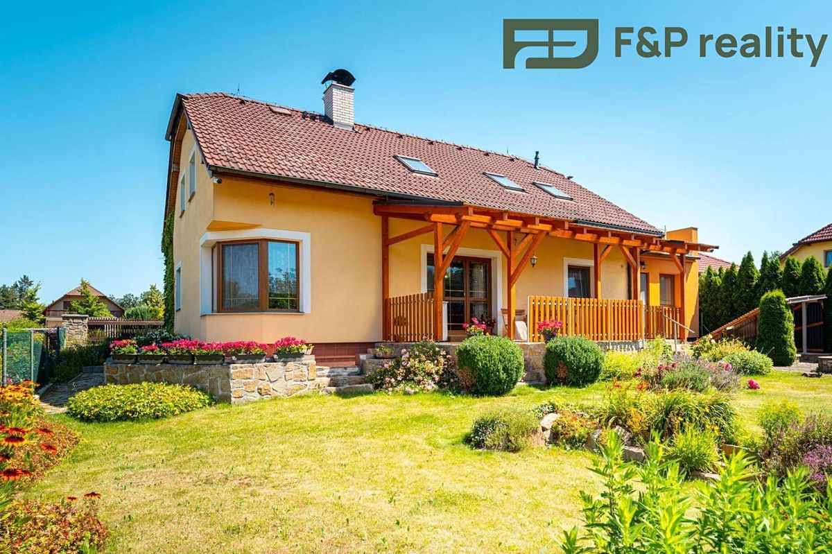 Prodej rodinného domu 320 m², pozemek 1691 m²