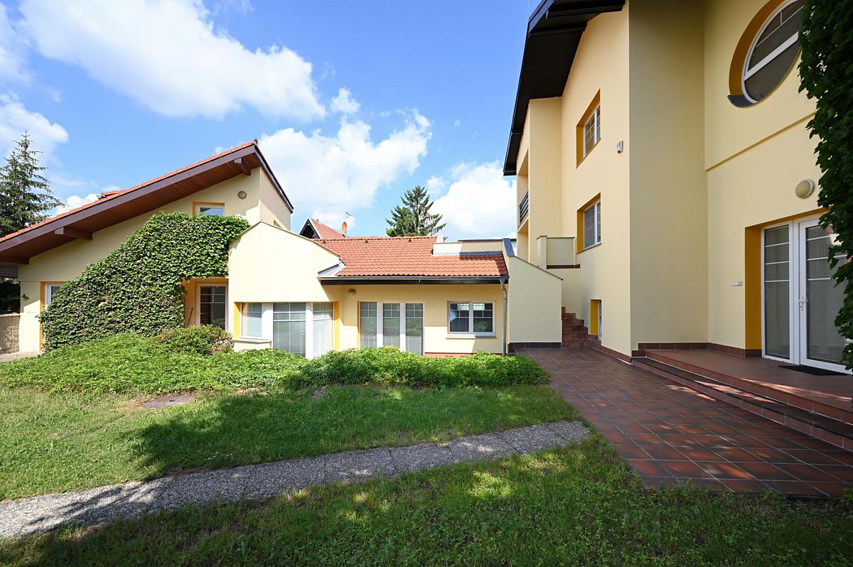 Pronájem vily 454 m², pozemek 726 m² – fotografie 2