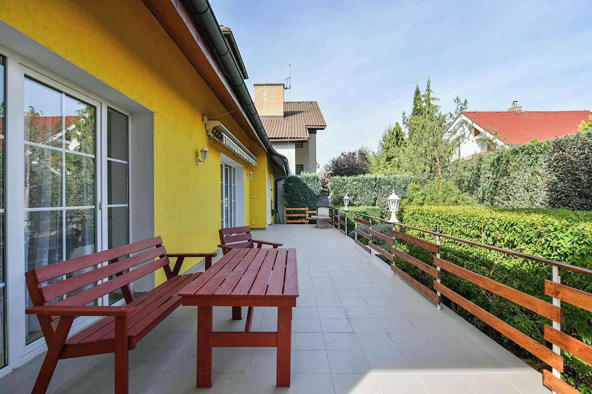 Pronájem rodinného domu 220 m², pozemek 374 m² – fotografie 2