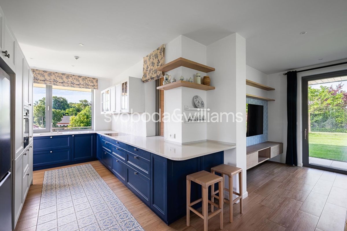 Prodej rodinného domu 255 m², pozemek 2149 m² – fotografie 2