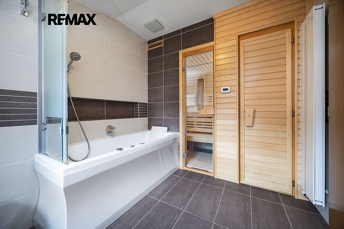 Prodej rodinného domu 216 m², pozemek 580 m² – fotografie 3