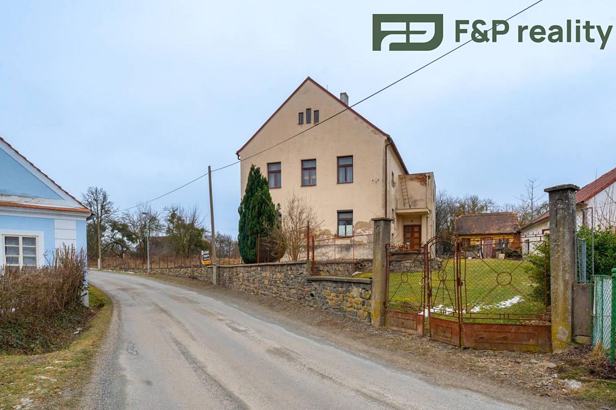 Prodej rodinného domu 300 m², pozemek 1957 m² – fotografie 2