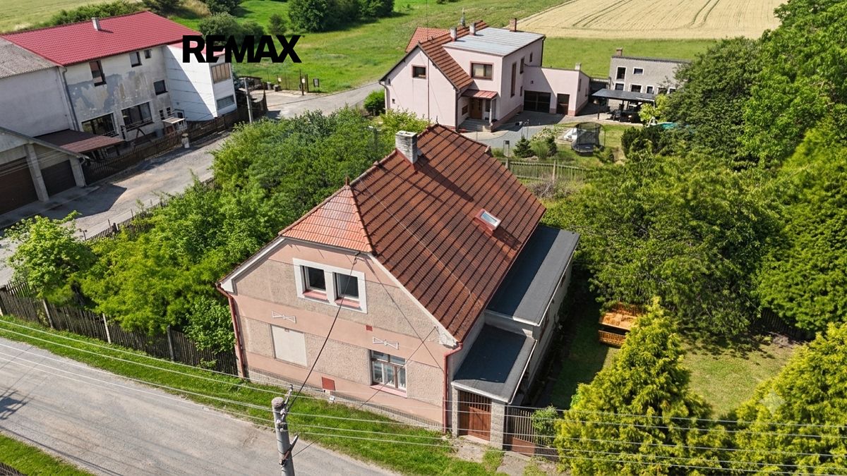 Prodej rodinného domu 200 m², pozemek 1355 m² – fotografie 2