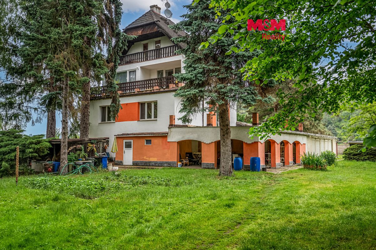 Prodej rodinného domu 370 m², pozemek 4800 m²