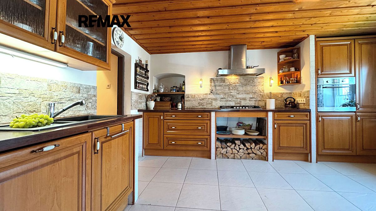 Prodej rodinného domu 316 m², pozemek 635 m² – fotografie 3