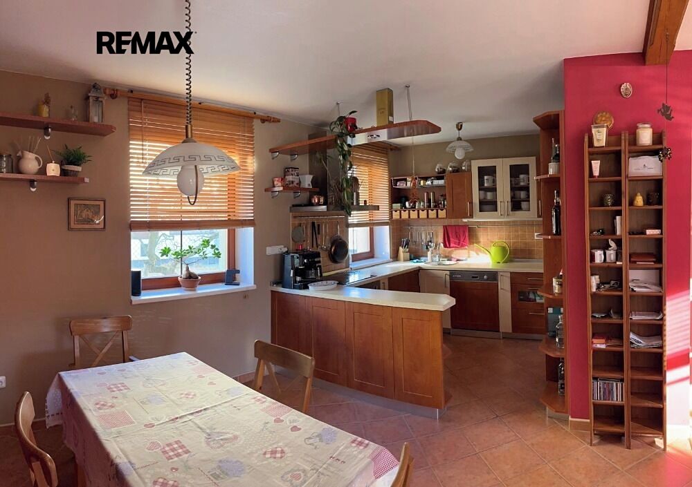 Prodej rodinného domu 220 m², pozemek 1093 m² – fotografie 4