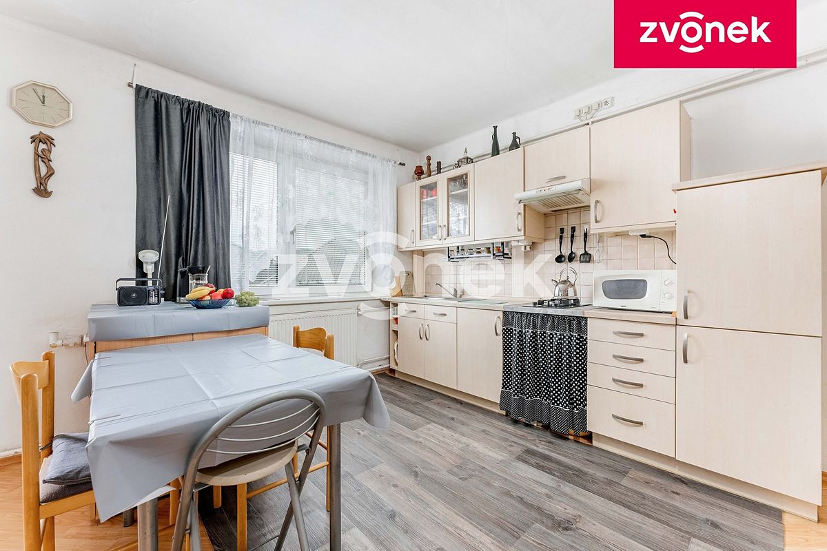 Prodej rodinného domu 220 m², pozemek 559 m² – fotografie 2