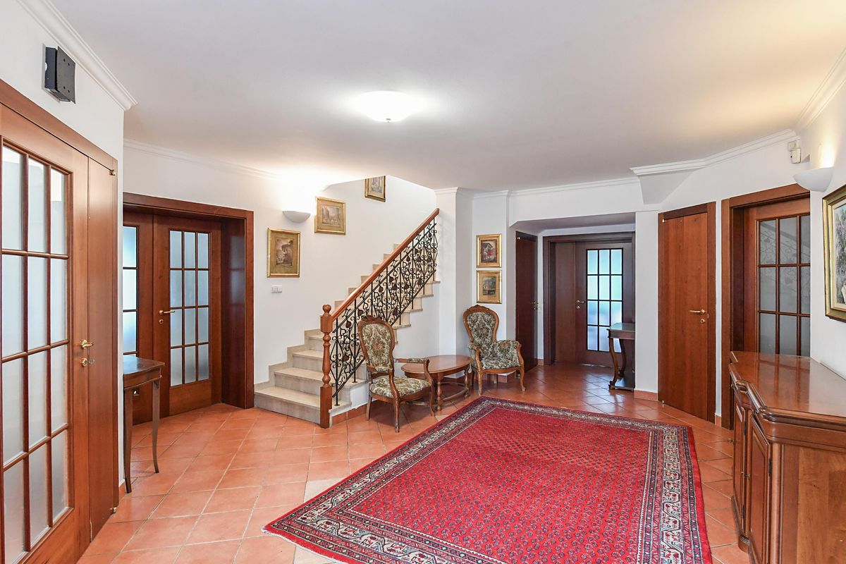 Prodej rodinného domu 665 m², pozemek 867 m² – fotografie 2