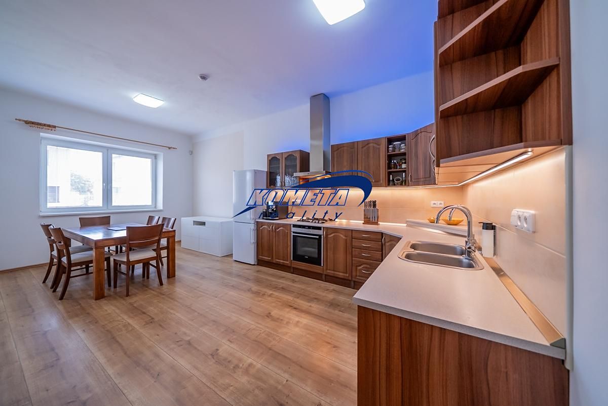 Prodej vícegeneračního domu 243 m², pozemek 1682 m² – fotografie 2