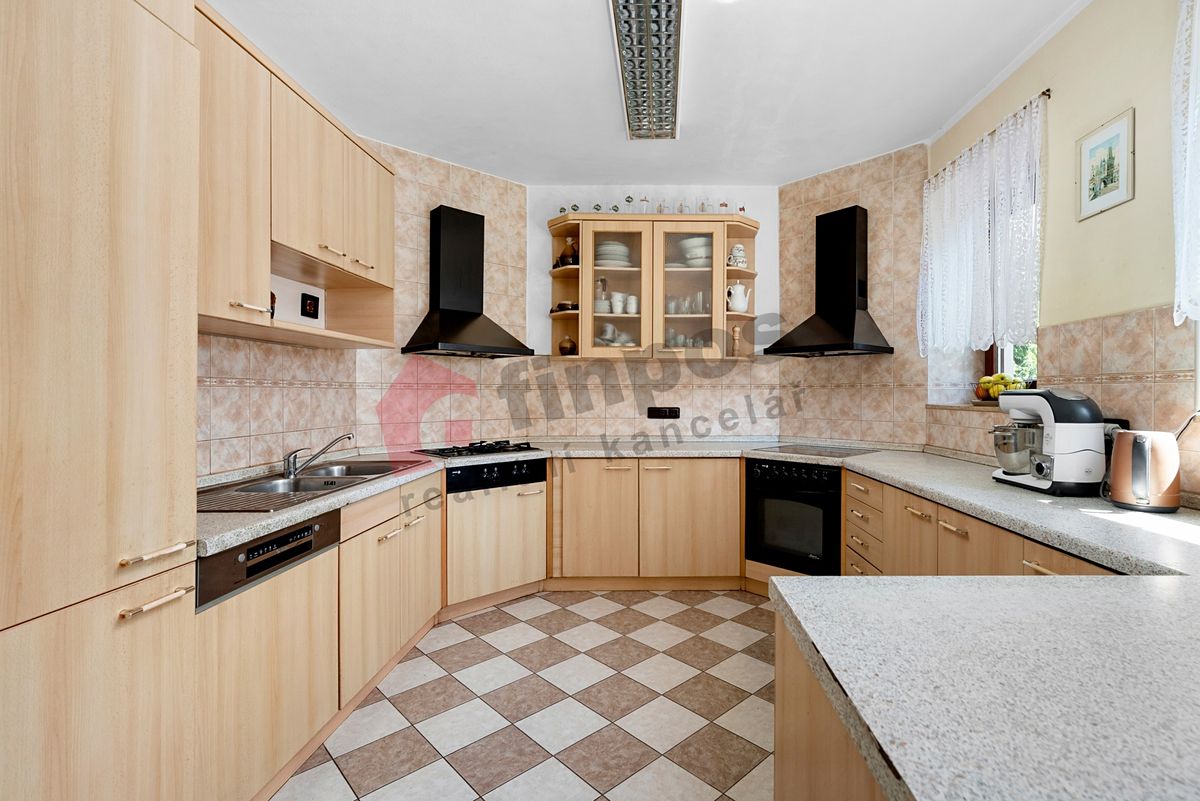 Prodej rodinného domu 347 m², pozemek 1900 m² – fotografie 4