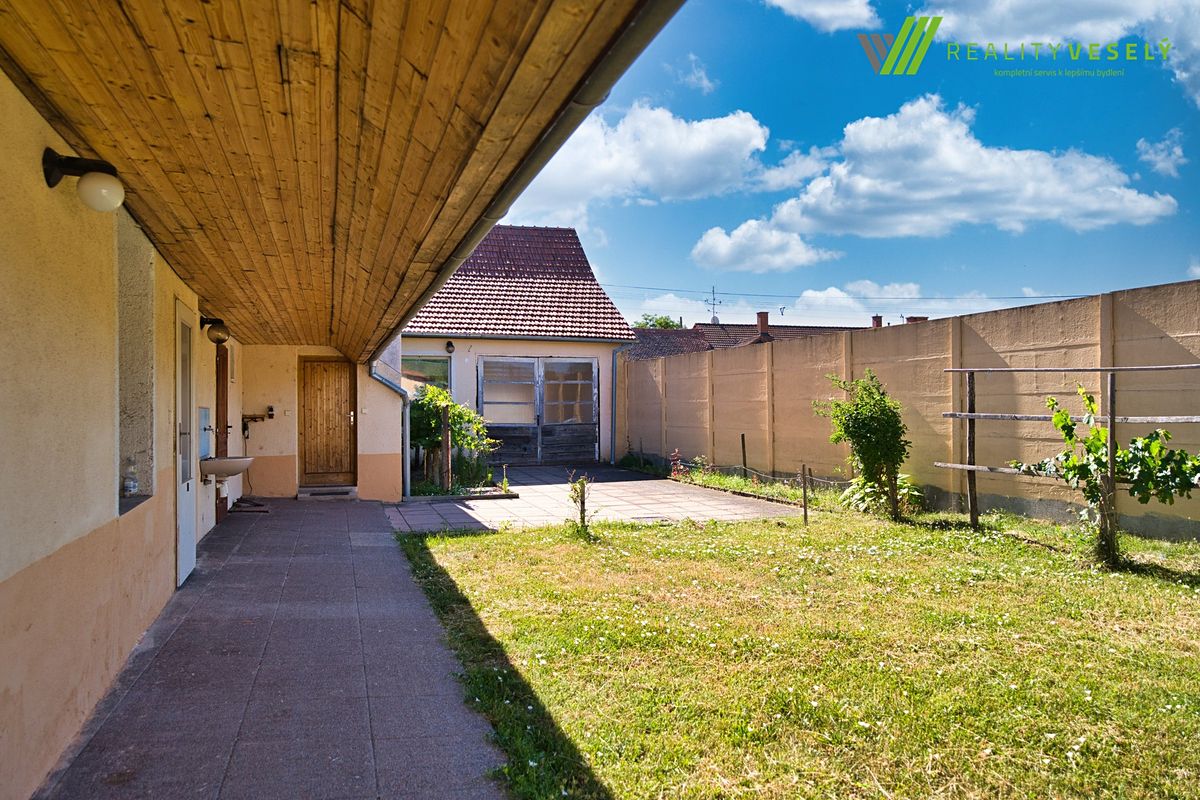 Prodej rodinného domu 150 m², pozemek 1049 m² – fotografie 3