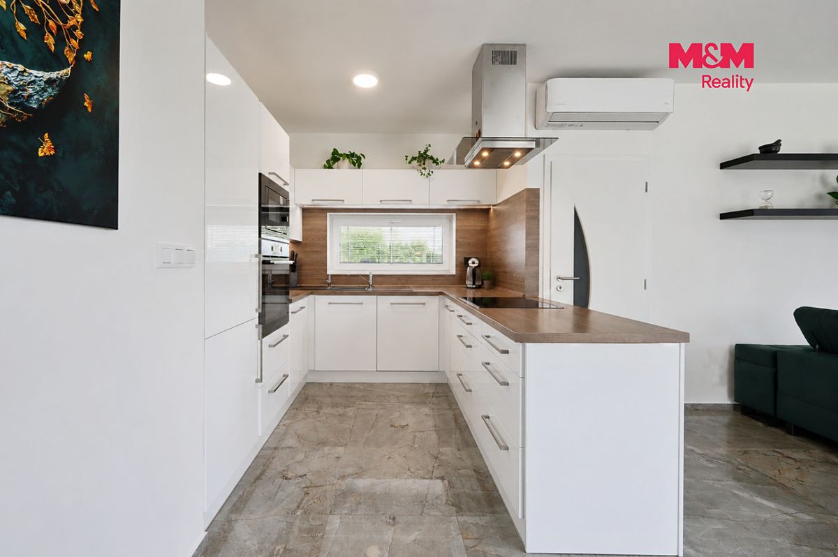 Prodej rodinného domu 238 m², pozemek 926 m² – fotografie 3