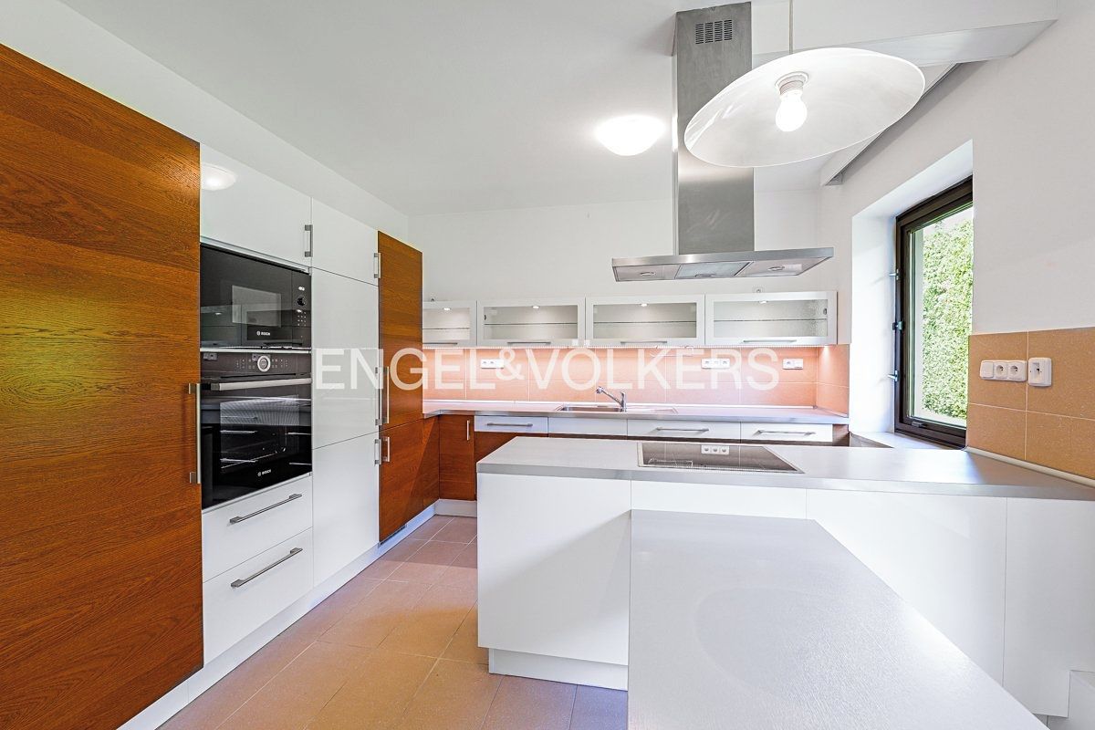 Pronájem rodinného domu 417 m², pozemek 1000 m² – fotografie 3