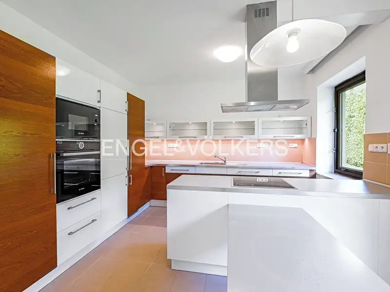 Pronájem rodinného domu 417 m², pozemek 1000 m², Praha – náhled fotky 3