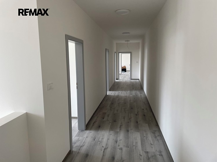 Pronájem komerčního prostoru, 1 400 m² (6 z 17)