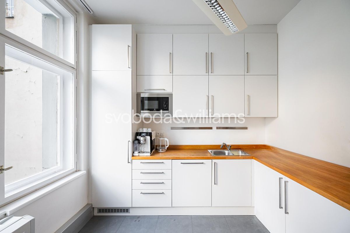 Pronájem kanceláře 596 m² – fotografie 3