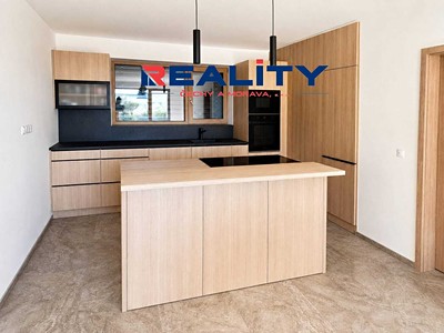 Pronájem  rodinného domu 310 m², pozemek 2 017 m²