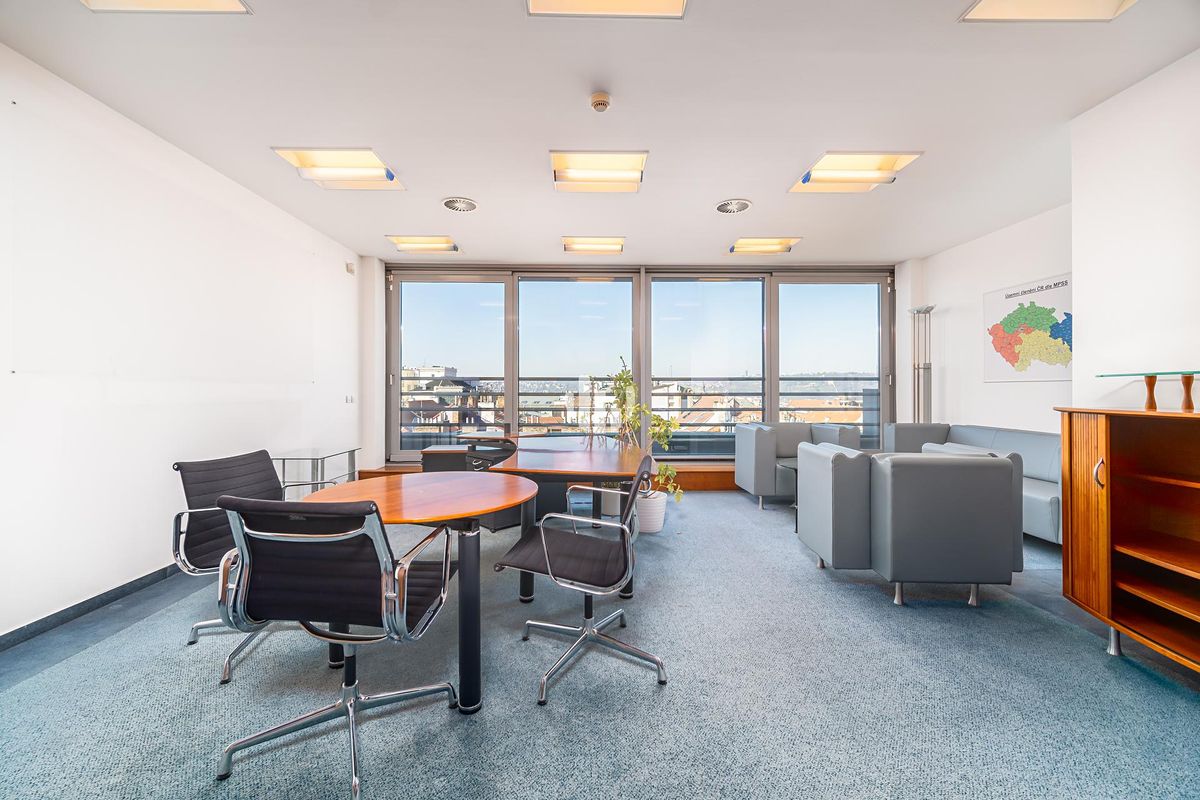 Pronájem kanceláře 582 m² – fotografie 3