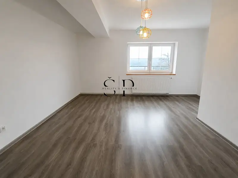 Prodej rodinného domu 300 m², pozemek 2218 m², Jesenice – náhled fotky 2