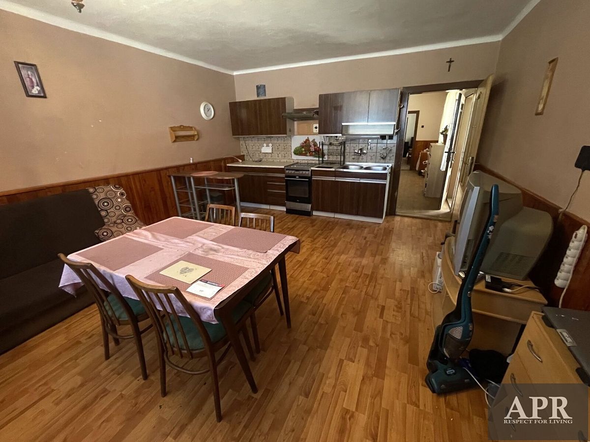 Prodej rodinného domu 100 m², pozemek 989 m² – fotografie 2