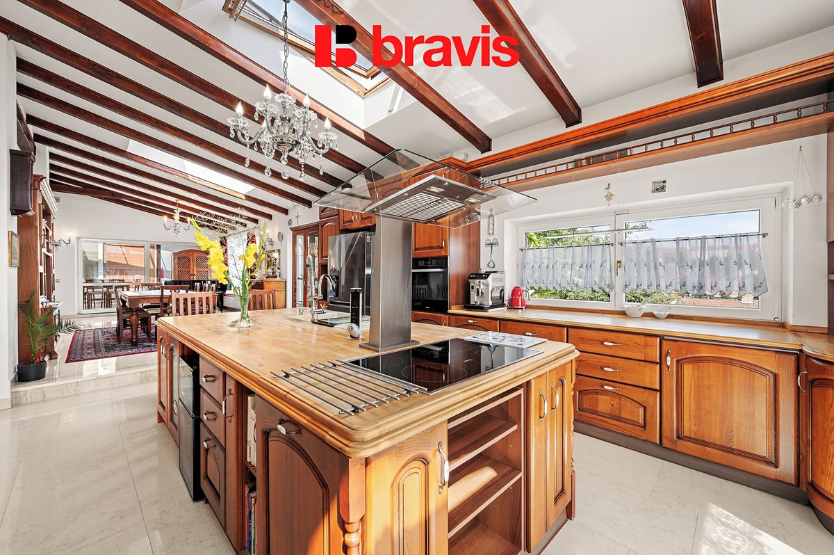 Prodej rodinného domu 524 m², pozemek 1040 m² – fotografie 2
